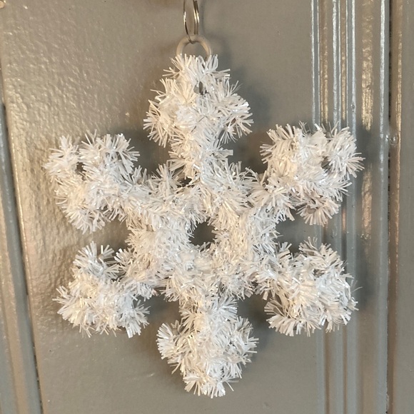 NWT Set of 2 Beautiful White Tinsel Snowflake ❄️ Holiday Decorations - Picture 8 of 16